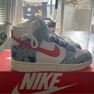 New with box woman’s Nike Dunks woman’s size 7.5